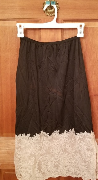 Black slip with revealed white lace - Picture 1 of 4